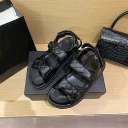 Denim läder quiltad pappa sandal låsande c svart vita kontroller tofflor kvinnor quiltad plattform sommar lyxig sandal strand cirkulär rem spänne sl G9ry#