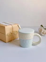 Canecas Barril de sorvete caneca artesanal ins estilo de cura simples e fresco copo de cerâmica com tampa colher presente de aniversário da menina