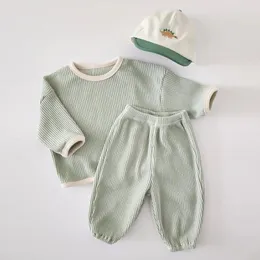 Комплекты одежды 2023, корейский весенне-осенний комплект детской одежды для мальчиков, хлопковые брендовые рубашки с вафельными нашивками, однотонный свободный эластичный наряд для младенцев 231218