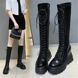 Stivali da donna con cinturino incrociato in pelle PU grosso stivaletti lunghi stivali alti al ginocchio moda donna autunno suola spessa scarpe da ginnastica con plateau Botas Mujer 231219