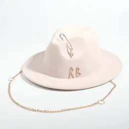 Wide Brim Hats Bucket Luxury Desige Letter Fedora Hat For Women Metal Chain Decor Jazz Party Church Caps 231219