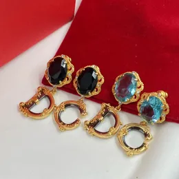 2023 orecchini di fascino di cristallo di nuova moda donne oro 18k lettera ciondola l'orecchino pendente gioielli di design nero blu opzionale per feste di matrimonio regali di compleanno