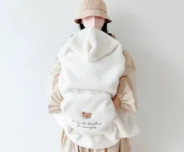 ソフト漫画コーラルフリースの包括的な毛布は刺繍されたクマウサギ暖かい掛け布団ベビーカーブランケット幼児のマントナップカバー231218