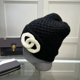 Klasyczne projektanci czapka luksusowa czapka zima ciepła litera ochrona ucha czapek zwyczajowy temperament na zewnątrz Kapelusz popularna moda 4 kolory ładne g23122013pe-3