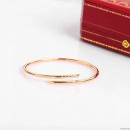 Love Bangl Gold V Quality Charm Bangle Thin Nail Armband i tre färger pläterade för kvinnor Bröllopsmycken Gift Have Box Stamp PS7358