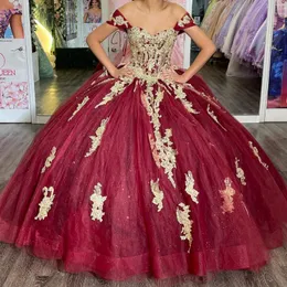 赤い光沢のあるQuinceaneraドレスゴールドレースアップリケスパンケンが肩から外れているメキシコの甘い16 VESTIDOS DE XV 15 ANOS