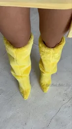 Желтый мех сексуальные коленные ботинки Женщина Зима заостренные пятки с ногами Большой размер скользить на высоких роскошных дизайнерских туфлях 231220