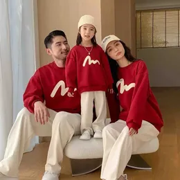 Father Mother and Children Matching Clothes Family Sweatshirt Winter Mom Boy Girl Warm Tops Dad Daughter Son Christmas Clothing 231220