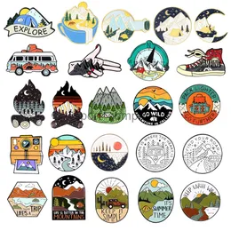 Utomhusäventyr Emalj Brosch Compass Scenic Mountain Camping Shoes Flame Rainbow Camera Wilderness Desert Lapel Pins Jewelry