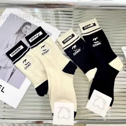 Socks Hosiery Designer العلامة التجارية مزدوجة الإبرة بالأبيض والأسود يمنعون الجوارب المتوسطة الجوارب إكسسوارات متعددة الاستخدامات الجوارب العصرية الإبداعية J69Y