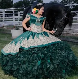 Quinceanera Dresses Gold Lace Aptiques Tiere Sweet 15 Gown Ruffles Organza Teen Bithday Party Wear Emerald Green Mexican