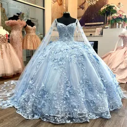 Himmelblau glänzende Quinceanera-Kleider 2024, Applikationen, Schleife, Perlen, mit Umhang, schulterfrei, Ballkleid, für 15 Jahre