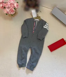 Varumärkesbarn Jumpsuits Open File Design Spädbarn Bodysuit Storlek 59-90 Vit randig dekoration Född Baby Sticked Onesie Dec10