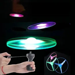 Giocattoli sportivi LED Lighting Flying Disc Elicopter Elicopter Pull String Saucers UFO che gira Top Kids Outdoor Fun Game 231219