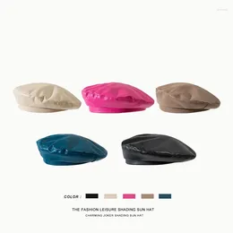 BERETS 2023 패션 트렌드 섹시한 PU 가죽 재료 영국 스타일 레트로 베레를위한 핑크 블랙 블루 화이트 5 컬러 옵션