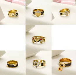 Designer marca v carta banda anéis mulheres 18k banhado a ouro cristal de aço inoxidável amor jóias de casamento suprimentos anel fino escultura anel de dedo