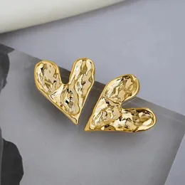 Dangle kroonluchter metallic ontwerp goudkleurige hartvormige oorbellen Koreaanse mode-sieraden ongebruikelijke accessoires voor damesfeestcadeaus 231219