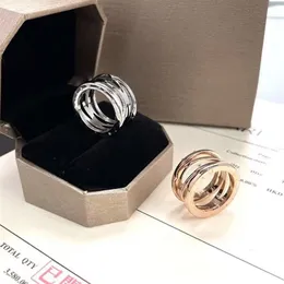 Lüks Tasarımcı Openwork Spring Ring B Geniş genişlikte Çift Yüzük Lüks Mücevher Yüksek Kaliteli Sıradan Parmak Yüzük Basit İki Modeller300W