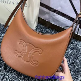 Celins designer tygväskor till försäljning 2023 Autumn Winter New Bag Triumph Cowhide Underarm Classic Old Flower Shoulder Handbag med riktig logotyp