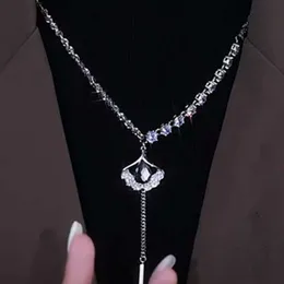 Collana di cristallo a forma di ventaglio Tiktok per donna in autunno e inverno Design per piccoli gruppi Accessori per catene di maglioni di alta moda