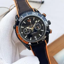 Top Luxury Männer Uhr Quarz Omegwatches 2023 verbesserte Luxus -Männer -Freizeit -Armbandwatchwatch Edelstahl Hülle Gummi -Gurt Quarz