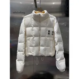 Miui Miui Puffer Jacket 2023 Invierno Versátil Estampado De Letras Rejilla De Diamantes Pequeño Cuello Alto Temperamento Corto Abajo Chaqueta De Abrigo De Mujer Top De Moda