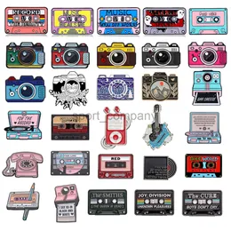 Kreatywna metalowa broszka muzyka rockowa cd krajobraz kamera Walkman Guitar Record Telefon 90 -tych odznaki retro punk lapel