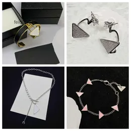 Ny modetopp Look Hot-Selling Brand Designer Pendant Halsband Armbandsmycken gåvor för kvinnors jubileum Födelsedag fru Mamma flickvän