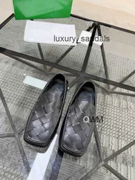 Designer Botte Venetas Homens Sapatos Casuais Tecido de Couro Genuíno Sapatos de Feijão Homens Versáteis Preto Casual Homens Respirável Sapatos de Couro Macio WN-KLOP