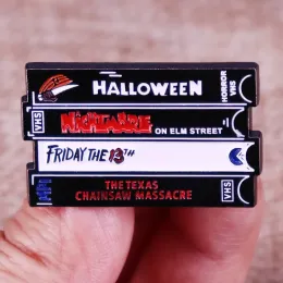 ホラー映画コレクションビデオテープエナメルピンハロウィーンフィルムVHSテープバッジブルーチバックパックデコレーションジュエリーBJ