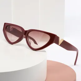 Las últimas gafas de sol de ojo de gato de moda para mujer, montura pequeña en forma de V, decorada en oro, marco de PC, rayas, personalidad, pasarela, glamour, gafas de sol de moda para mujer