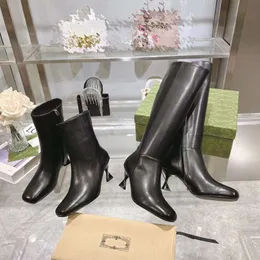 Ünlü tasarımcı ayakkabıları moda, grenli inek derisinde stil işlemeli panellerde büyük kare ayak parmağı tasarımına çarpıyor.