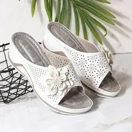 Sandalias Summer Mujeres zapatillas de impresión de cuña suaves, damas, se deslizan en los zapatos de playa de hebilla sólida para mujeres para 2023