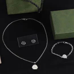 Luxur Designer Silver smycken Set Pendant Necklace Charm Armband Studörhängen Kvinnors gåva smycken