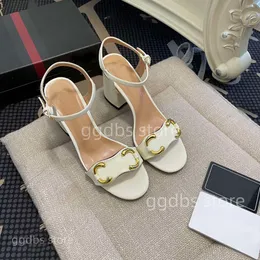 2023 New Fashion Women High Heel Sandals 디자이너 럭셔리 여름 여름 오픈 발가 1 줄 버클 둥근 머리 두꺼운 힐 샌들 브랜드