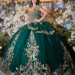 Изумрудно-зеленые платья Quinceanera для девочек 16 лет, с открытыми плечами, золотыми аппликациями, кружевными бусинами, бальные платья принцессы на день рождения, выпускной вечер