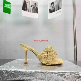 LIDO MULE FLAT SANDALS 여성 디자이너 슬리퍼 Botteg Venetas 2024 여름 새로운 정품 가죽 평평한 바닥 슬리퍼 여성 신발 열린 발가락 손으로 woven 캐주얼 슬립 HB9G