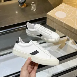 2024 Lyxdesign för män och kvinnor par klassiska små vita skor vstrap retro platt häl tjock sula casual sportskor