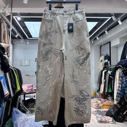 Mężczyzn Plus Size Pants Graffitialed Men Drukowane dżinsy prawdziwe zdjęcia