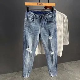 Mens Jeans högkvalitativa märke hål lapp Slim Skinny Jean Vaqueros Hombre Jean för män ljusblå tvättade klistermärken Hip Hop Pant Men Jean 220831