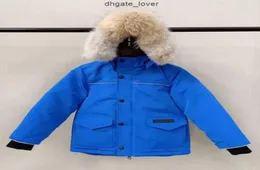 Dzieci projektantka w dół płaszcz zimowy chłopiec dziewczyna kurtki odzieżowe z odznaką gęstą ciepłą warstwę znamionową parkas moda 6665490