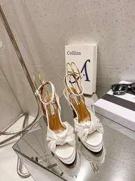 Aquazzura Sandals Женские галактические цветочные цветочные лепестки хрустал, украшенная кожаная ремешок 9,5 платья на высоких каблуках.