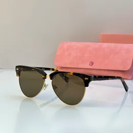 디자이너 안경 여성 Miumius Sunglasses 클래식 선글라스 2024 새로운 유럽계 미국 레트로 캣워크 활주로 스타일 고품질 안경 음영 안경 프레임