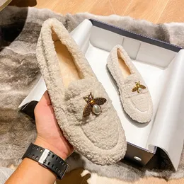 Novos sapatos de pelúcia de inverno femininos usando botas de neve de fundo liso de solo liso moda e decorativa Design 231221