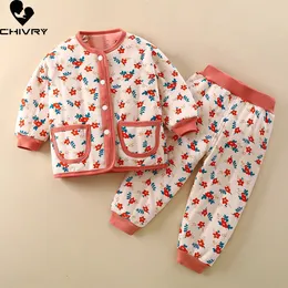 Autunno Inverno Bambini Set di abbigliamento imbottito in cotone Ragazzi Ragazze Cartoon Floreale Addensare Cappotto caldo con pantaloni Pigiami per bambini Indumenti da notte 231220