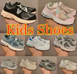 Toddler 2002r spor ayakkabı tasarımcısı çocuklar koşu ayakkabıları kızlar kızlar gençler gri siyah çocuk eğitmenleri bebek gündelik yürüyüş spor ayakkabı düşük koşucu ayakkabı j3qi#