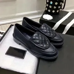 Tasarımcı Elbise Ayakkabı Kadın Loafers Platformu Monolit Fırçalanmış Deri Metal Toka Ccly Kalın Topuk Düğün Ayakkabı Buzağı Dökümü Çoklu Stiller Siyah Beyaz Gri