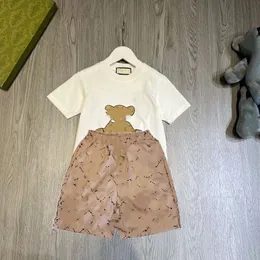 Set di abbigliamento per bambini di lusso firmati per bambini Pantaloncini verdi con lettere all over T-shirt set moda moda britannica estate tesori e ragazze in cotone due pezzi AAA