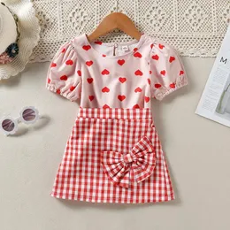 Set di abbigliamento Bambino Cuore Ragazze Abiti casual 2023 Estate Kid Stampa Tee Top Plaid Nodo Gonne Bambini 2 pezzi Copre il vestito