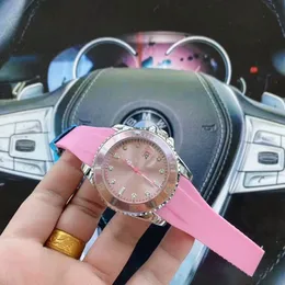 Luxus Fashion Mens Uhren Gummi -Starp 41mm Dial Business Quartz Watch für Männer Weihnachtsgeschenk Montres de Luxe Top Brand -Armbanduhren wasserdichte hohe Qualität